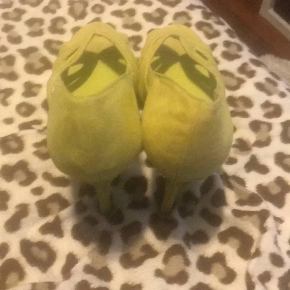 Shoes - Picture 2 of 8